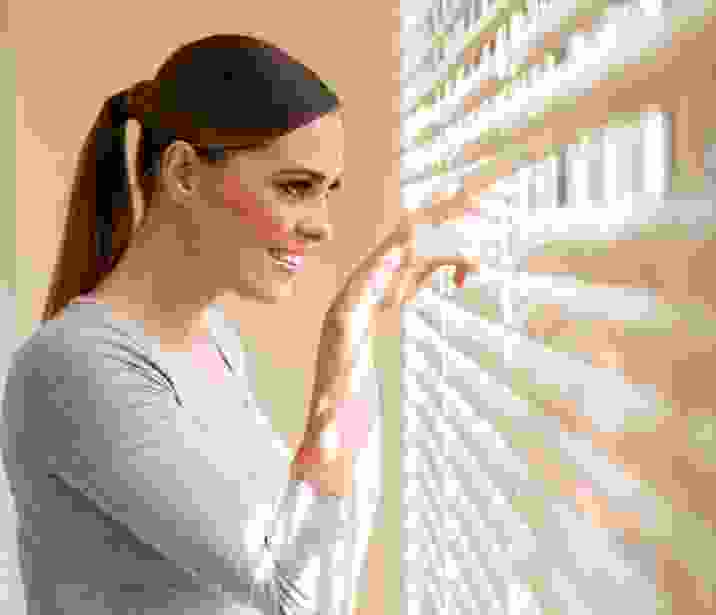 girl-curtain img